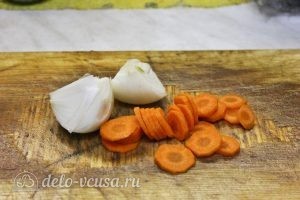 Щи с курицей и грибами: Нарезаем лук и морковь