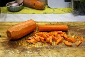 Щи с курицей и грибами: Мелко шинкуем остаток моркови
