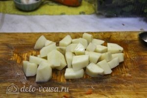 Щи с курицей и грибами: Нарезаем картофель кубиками