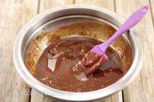 Шоколадные маффины с вишней: Растворяем шоколад