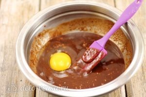 Шоколадные маффины с вишней: Добавить яйцо