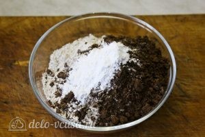 Шоколадные оладьи: Смешиваем муку, какао и разрыхлитель