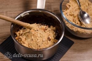 Сладкая колбаска из печенья: Частями вводим печенье с орехами