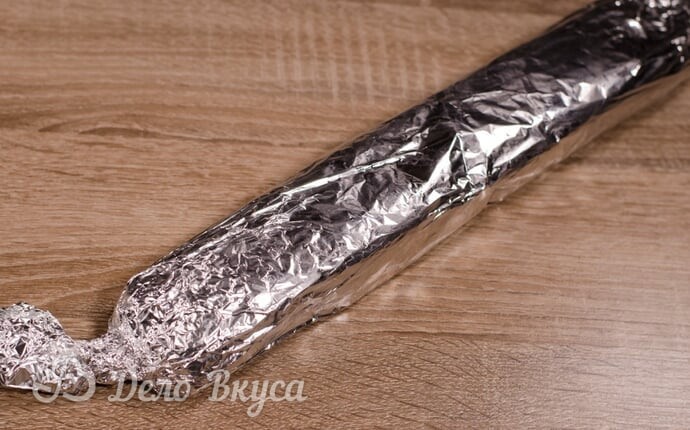 Сладкая колбаска из печенья: Заворачиваем в фольгу или пищевую пленку Сладкая колбаска из печенья: Заворачиваем в фольгу или пищевую пленку