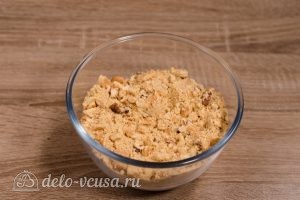 Сладкая колбаска из печенья: Соединить орехи и крошку печенья