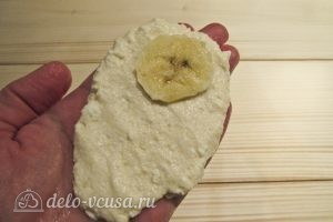 Банановые сырники: Положить внутрь банан