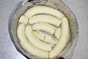 Запеканка с йогуртом: Выкладываем бананы в форму