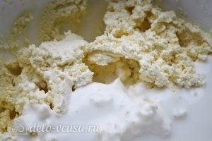 Запеканка с йогуртом: Добавляем йогурт, ванильный сахар