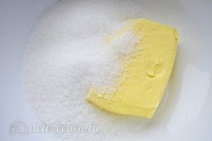 Творожный пирог с персиками: Выкладываем в миску сахар и сливочное масло