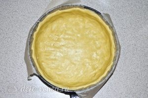 Творожный пирог с персиками: Выкладываем тесто в форму