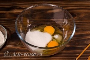Бисквитные розочки на соломке: Соединить яйца и сахар