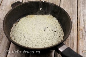 Блины на сметане и кефире: Выливаем тесто на сковороду