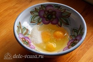 Блинчики с ветчиной и яйцом: Смешиваем яйца, сахар и соль