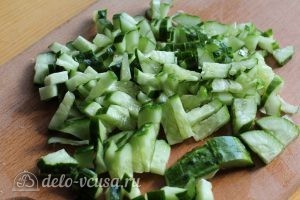 Крабовый салат с ветчиной: Нарезаем огурцы