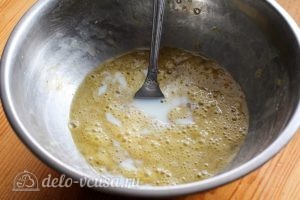 Омлет с колбасой и сыром: Вливаем молоко