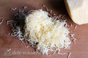 Омлет с колбасой и сыром: Натираем сыр