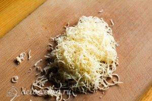 Омлет с помидорами: Натираем сыр