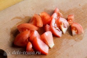 Омлет с помидорами: Нарезаем помидоры