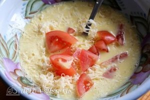 Омлет с помидорами: Добавляем сыр и помидоры