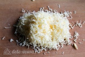 Омлет с брынзой: Натираем твердый сыр