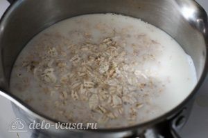 Овсяная каша с яблоками: Добавляем кашу в молоко