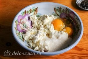Пышные сырники на сковороде: Смешиваем творог, сметану, сахар и яйца