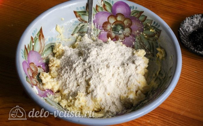 Пышные сырники на сковороде: Добавляем муку и соду