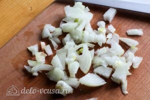 Рис с зеленым горошком: Нарезаем лук