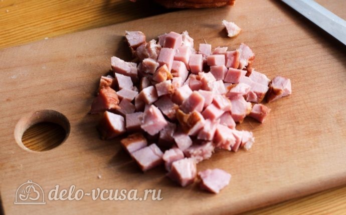 Салат с ветчиной и огурцами: Нарезаем ветчину