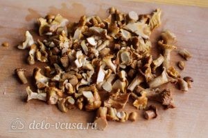 Салат с ветчиной и огурцами: Нарезаем грибы