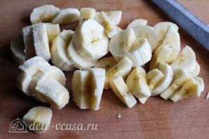 Сырники с бананом и манкой: Нарезаем банан