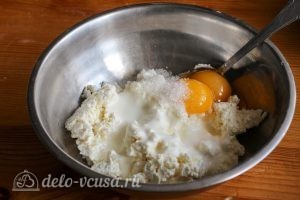 Сырники с йогуртом: К творогу добавляем яйцо, сахар, йогурт