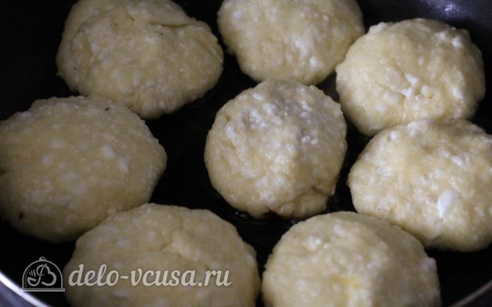 Сырники с йогуртом: Выкладываем сырники на сковороду