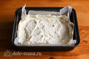 Запеканка с малиной: Выкладываем тесто и начинку в форму