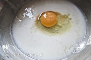 Блины с колбасой и яйцом: Смешиваем кефир с содой