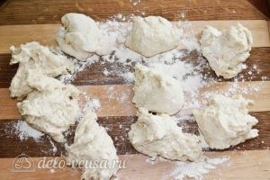 Дрожжевые пирожки с квашеной капустой: Делим тесто на кусочки