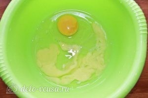 Кексы с яблоками: Разбиваем яйца в емкость