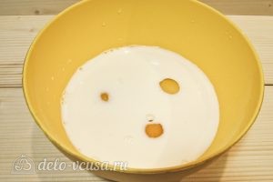 Куриная запеканка: В молоко добавляем яйца и соль
