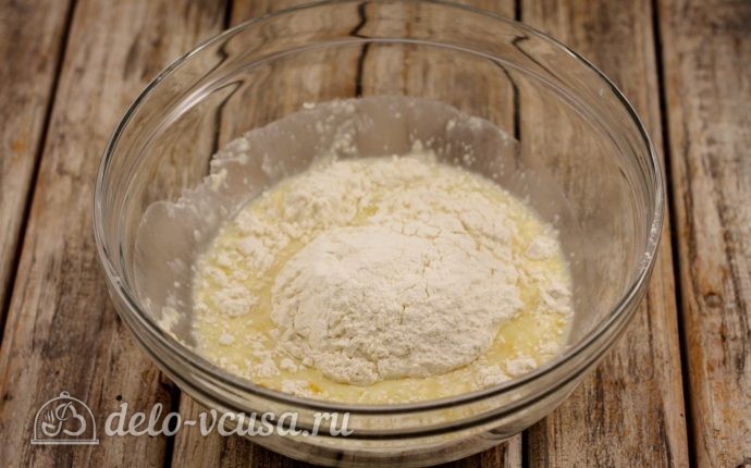Манты с мясом: Добавляем соль и муку