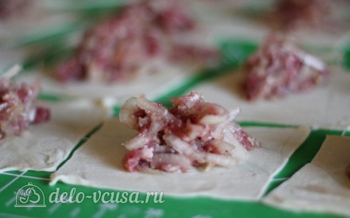 Манты с мясом: Выкладываем в тесто начинку