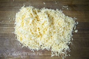 Оладьи с колбасой и сыром: Натираем сыр