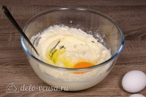Печенье через мясорубку: Добавить яйцо
