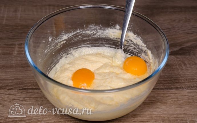 Печенье через мясорубку: Добавить желтки