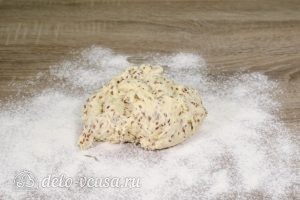 Печенье с семенами льна: Перекладываем тесто на рабочую поверхность