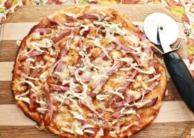 Пицца с вареной колбасой и сыром