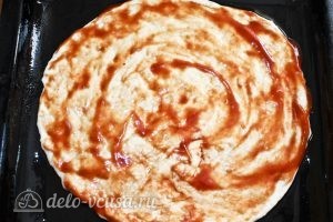 Пицца с вареной колбасой и сыром: Смазываем тесто соусом