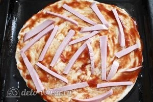 Пицца с вареной колбасой и сыром: Выкладываем колбасу
