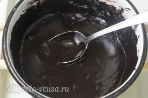 Шоколадный торт на сгущенке: Добавляем в глазурь сливочное масло