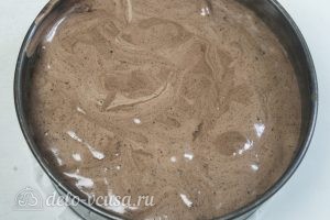 Шоколадный торт на сгущенке: Выливаем тесто в форму