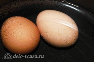 Салат из одуванчиков: Варим яйца